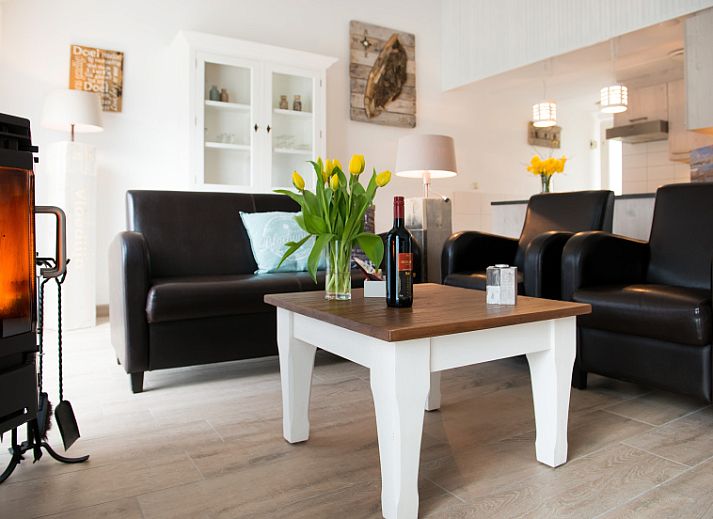 Moderne badkamer in vakantiehuis Gortersmient 278, Bungalowpark Gortersmient, De Dennen, Texel, met douche en wastafel.