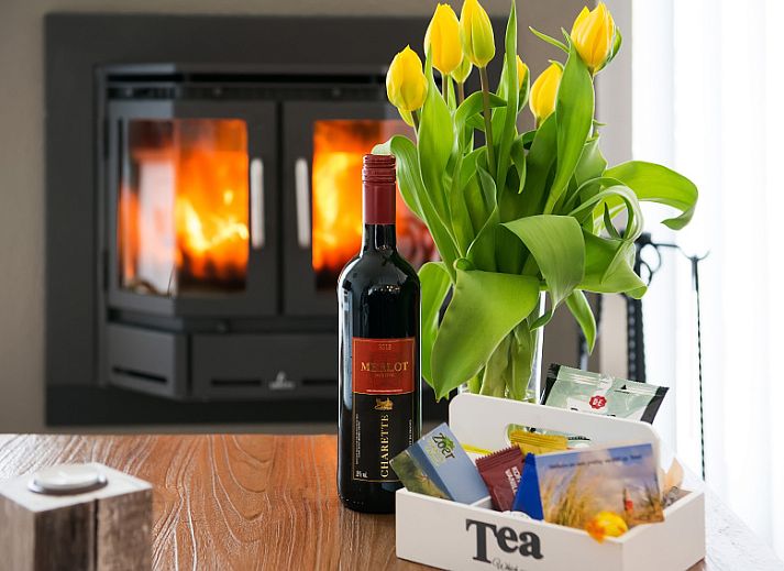 Gezellige woonkamer van Gortersmient 278, Bungalowpark Gortersmient in De Dennen, Texel, met open keuken en trap naar boven.