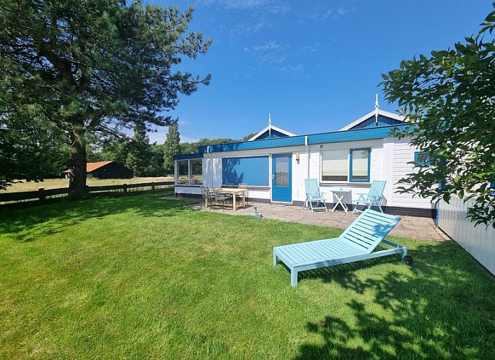 Meadow View vacation home in De Dennen, Texel overlooking green meadow and blue sky.