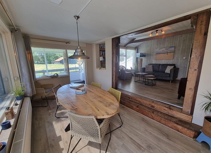 Vacation home Weidezicht in De Dennen, Texel surrounded by nature and trees.