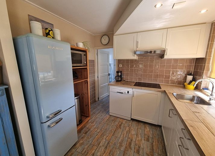 Vacation home Weidezicht in De Dennen, Texel surrounded by nature and trees.