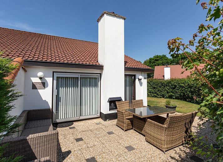 Geniessen Sie die sonnige Terrasse des Ferienhauses Gortersmient 308 in De Dennen, Texel. Perfekt fuer entspannte Mahlzeiten im Freien.