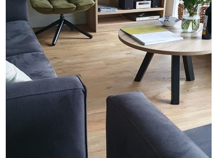 Geniessen Sie die sonnige Terrasse des Ferienhauses Gortersmient 308 in De Dennen, Texel. Perfekt fuer entspannte Mahlzeiten im Freien.