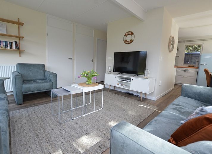 Lichte woonkamer van Bungalow Verste Coogh 58 in De Dennen, Texel met comfortabele zithoek.