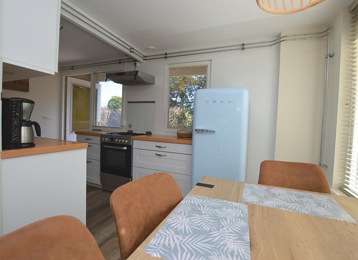 Lichte woonkamer van Bungalow Verste Coogh 58 in De Dennen, Texel met comfortabele zithoek.