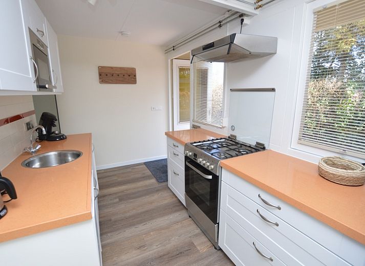 Ruime zithoek in Bungalow Verste Coogh 58 op Texel met uitzicht op de tuin in De Dennen.