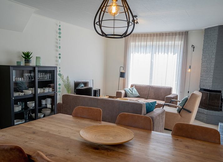 Vakantiehuis 't Hoogelandt 136 in De Dennen, Texel met zonnig terras en groene omgeving.