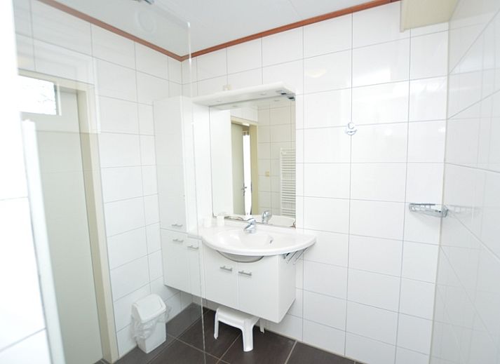 Gezellige woonkamer van Vakantiehuis 't Hoogelandt 136, Texel, met ruime zithoek en eetruimte.