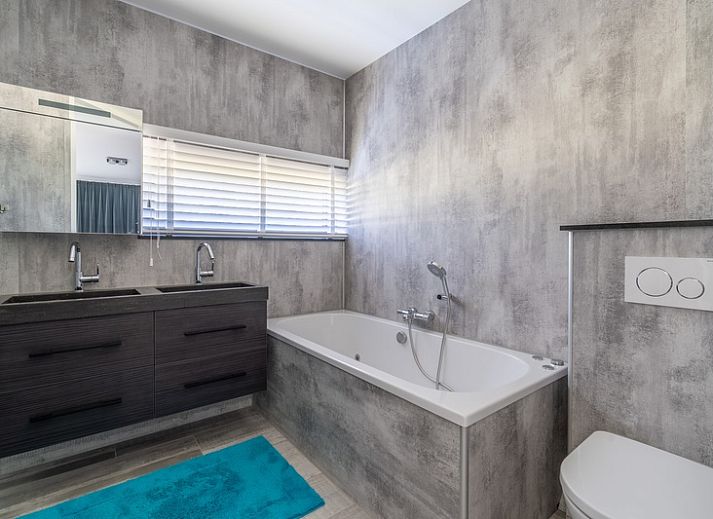 Luxus und Komfort im Wohnzimmer der Strandvilla Hygge, einem Ferienhaus in De Dennen, Texel, mit stilvoller Einrichtung.