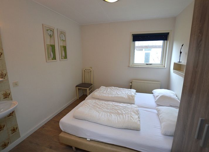 Gemuetliches Wohnzimmer des Ferienhauses de Parel 196, De Dennen, Texel mit bequemer Sitzecke.