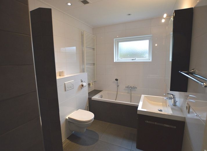 Stilvolle offene Kueche und Esszimmer im Ferienhaus de Parel 196, De Dennen, Texel.