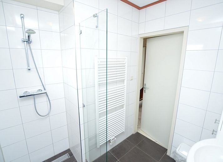 Cozy living room of Holiday Home 't Hoogelandt 136A in De Dennen, Texel with modern furnishings.