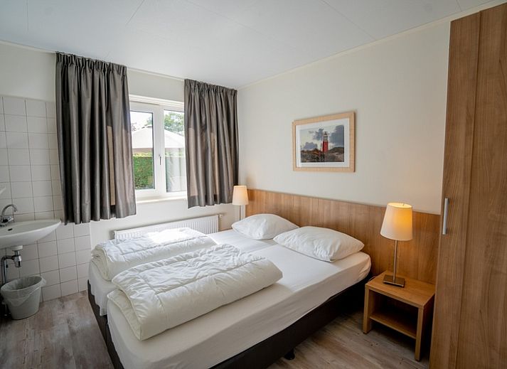 Cozy living room of Holiday Home 't Hoogelandt 136A in De Dennen, Texel with modern furnishings.