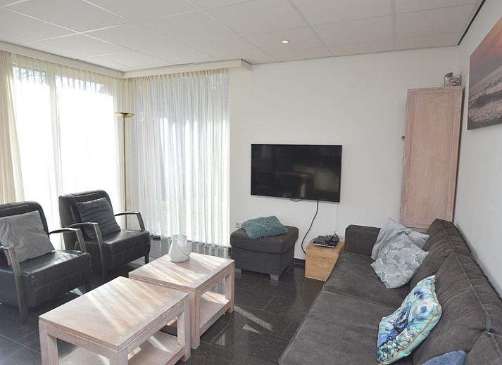 Aussenbereich des Ferienhauses 't Hoogelandt 36 in De Dennen, Texel mit Terrasse und Garten.