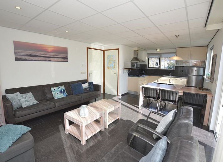 Aussenbereich des Ferienhauses 't Hoogelandt 36 in De Dennen, Texel mit Terrasse und Garten.