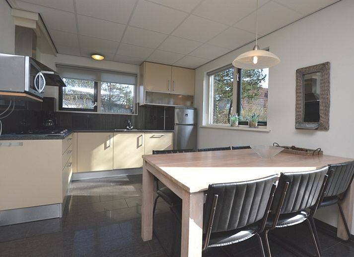 Aussenbereich des Ferienhauses 't Hoogelandt 36 in De Dennen, Texel mit Terrasse und Garten.