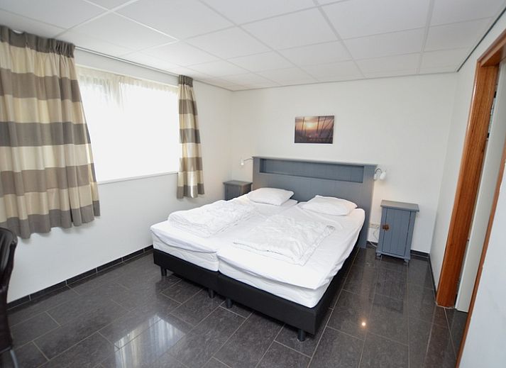 Gemuetliches Wohnzimmer des Ferienhauses 't Hoogelandt 36, Texel mit bequemer Sitzecke.