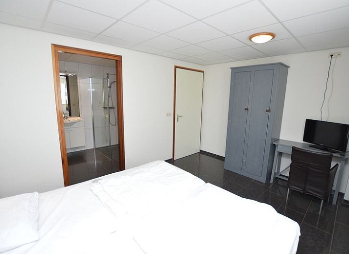 Gemuetliches Wohnzimmer des Ferienhauses 't Hoogelandt 36, Texel mit bequemer Sitzecke.