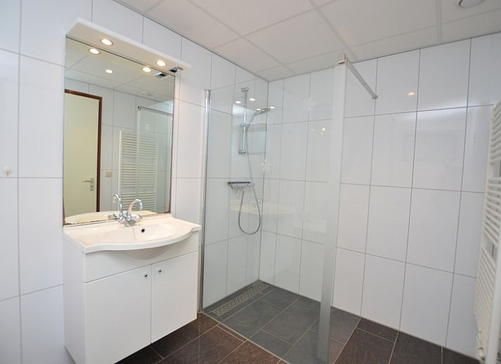 Gemuetliches Wohnzimmer des Ferienhauses 't Hoogelandt 36, Texel mit bequemer Sitzecke.