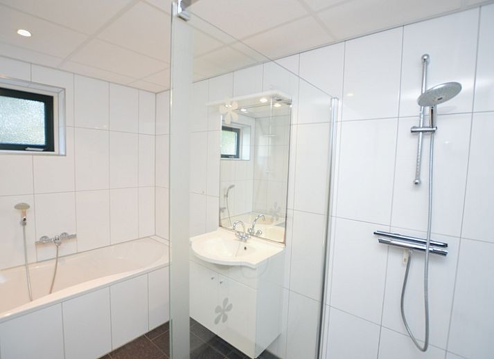 Gemuetliches Wohnzimmer des Ferienhauses 't Hoogelandt 36, Texel mit bequemer Sitzecke.