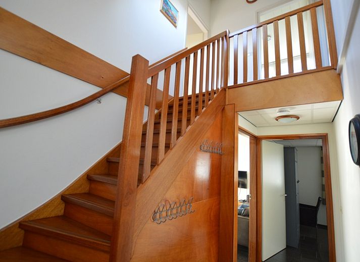 Modernes Wohnzimmer im Ferienhaus 't Hoogelandt 36, De Dennen, Texel mit grossem Sofa.