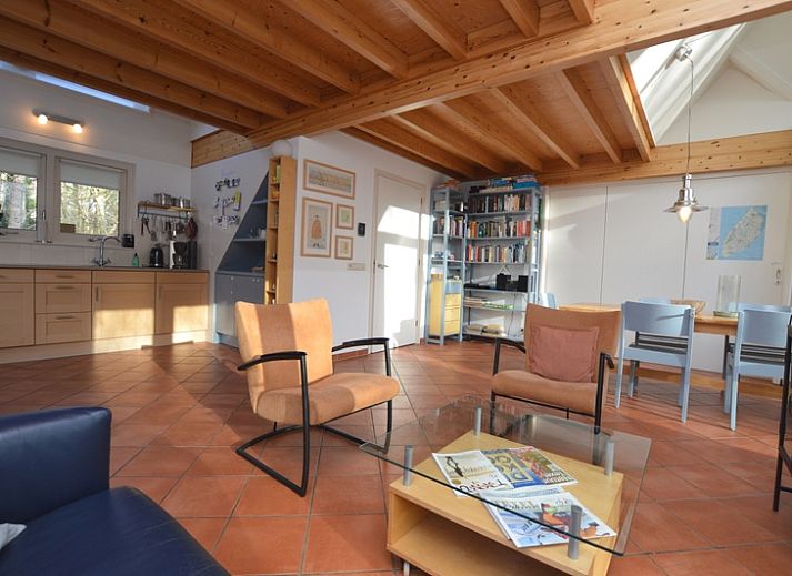 Gemuetliches Wohnzimmer des Ferienhauses Monnikenweg 11 in De Dennen, Texel mit Holzofen.