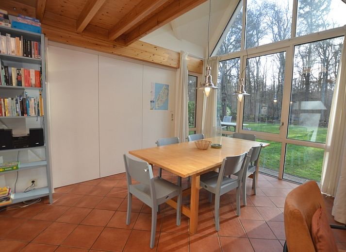 Gemuetliches Wohnzimmer des Ferienhauses Monnikenweg 11 in De Dennen, Texel mit Holzofen.