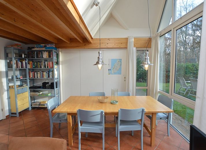 Gemuetliches Wohnzimmer des Ferienhauses Monnikenweg 11 in De Dennen, Texel mit Holzofen.