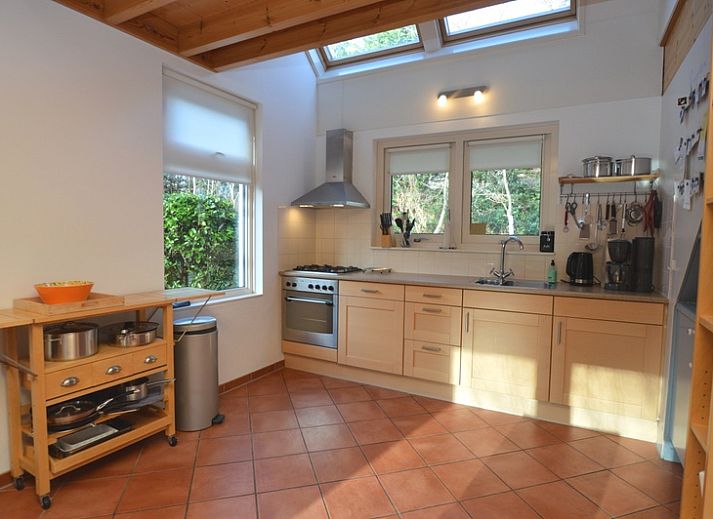 Gemuetliches Wohnzimmer des Ferienhauses Monnikenweg 11 in De Dennen, Texel mit Holzofen.