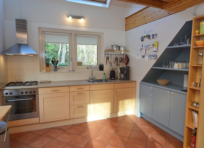 Gemuetliches Wohnzimmer des Ferienhauses Monnikenweg 11 in De Dennen, Texel mit Holzofen.