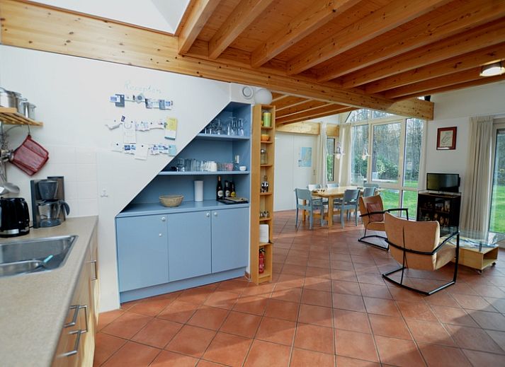 Gemuetliche Sitzecke im Ferienhaus Monnikenweg 11 in De Dennen, Texel, mit viel Licht.