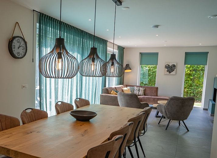 Gemuetliches Wohnzimmer des Ferienhauses de Parel 174 in De Dennen, Texel mit moderner Einrichtung und Kamin.