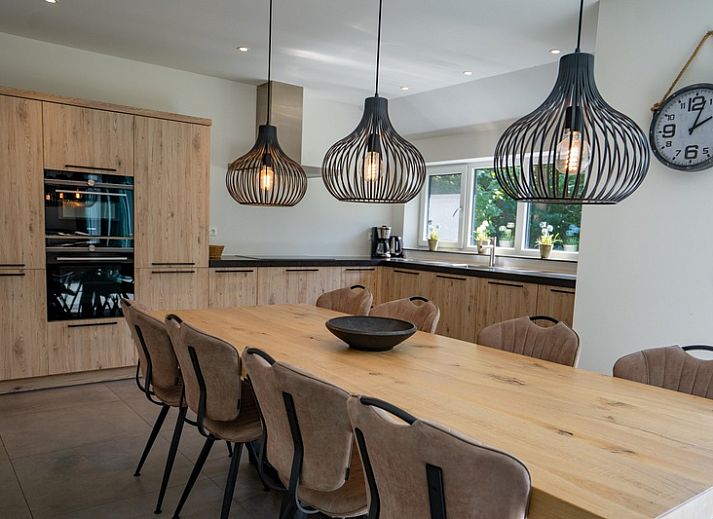 Gemuetliches Wohnzimmer des Ferienhauses de Parel 174 in De Dennen, Texel mit moderner Einrichtung und Kamin.