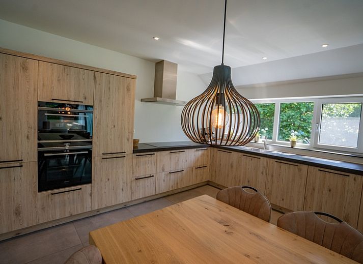 Gemuetliches Wohnzimmer des Ferienhauses de Parel 174 in De Dennen, Texel mit moderner Einrichtung und Kamin.