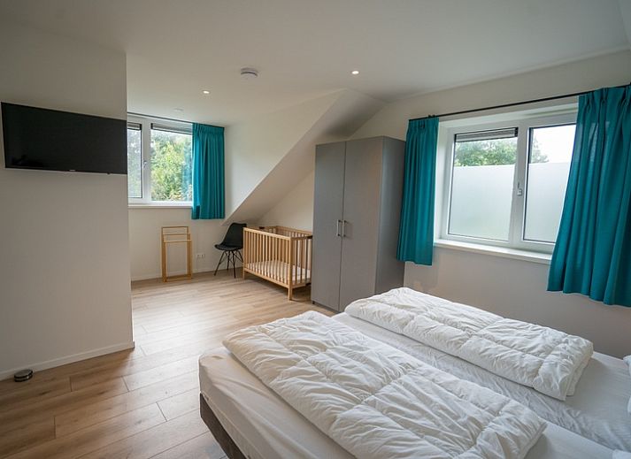 Helles Wohnzimmer mit gemuetlicher Sitzecke im Ferienhaus de Parel 174, De Dennen, Texel auf den Watteninseln.