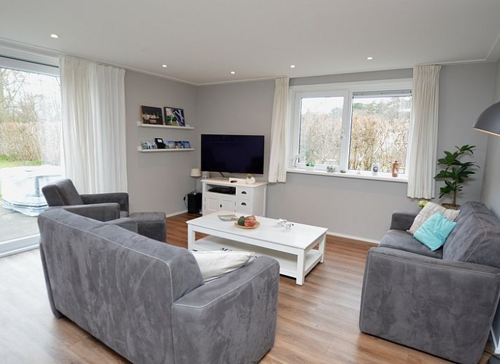 Geniessen Sie den gruenen Garten des Ferienhauses de Parel 168 in De Dennen, Texel, ideal fuer Entspannung auf den Watteninseln.