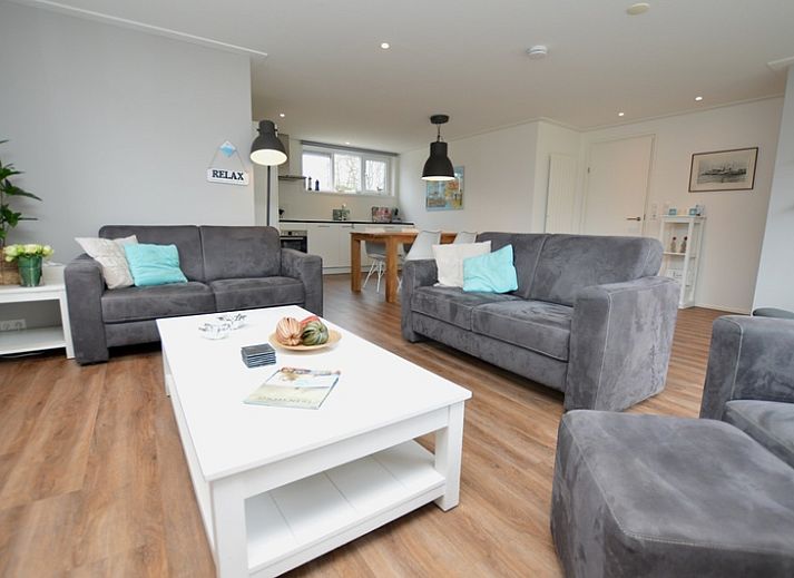 Geniessen Sie den gruenen Garten des Ferienhauses de Parel 168 in De Dennen, Texel, ideal fuer Entspannung auf den Watteninseln.