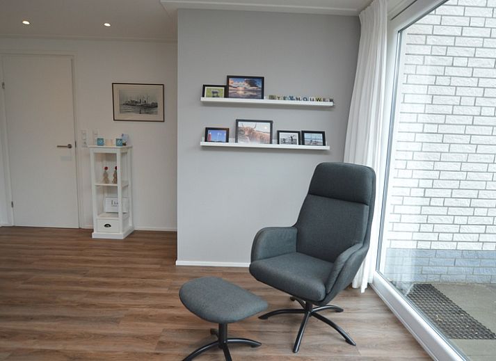 Geraeumiges Wohnzimmer des Ferienhauses de Parel 168 in De Dennen, Texel, mit moderner Einrichtung und viel natuerlichem Licht.