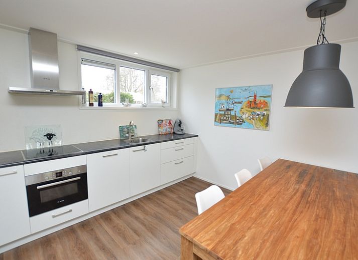 Geraeumiges Wohnzimmer des Ferienhauses de Parel 168 in De Dennen, Texel, mit moderner Einrichtung und viel natuerlichem Licht.