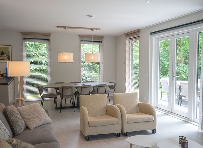 Vakantiehuis de Parel 180 in De Dennen, Texel omgeven door groen en een ruime tuin.