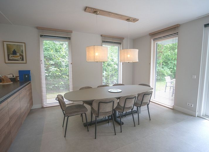 Gezellige woonkamer van Vakantiehuis de Parel 180 in De Dennen, Texel met uitzicht op de tuin.