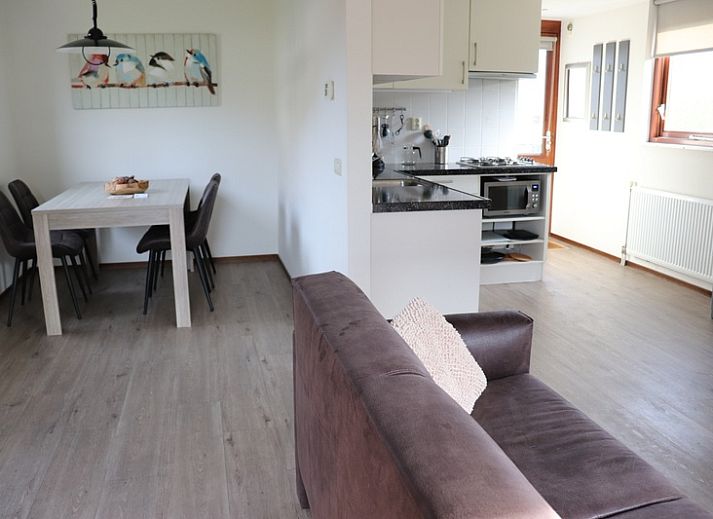 Moderne Kueche im Ferienhaus Gortersmient 234, De Dennen, Texel, Waddeninseln.