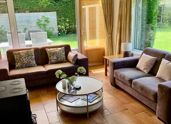 Blick auf das Ferienhaus Hesselte in De Dennen, Texel, umgeben von viel Gruen.