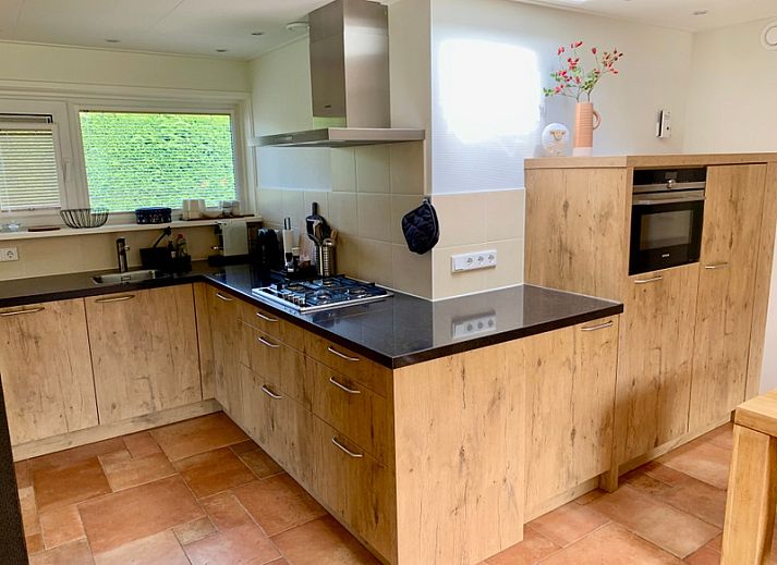 Terrasse des Ferienhauses Hesselte in De Dennen, Texel mit bequemen Sitzgelegenheiten.