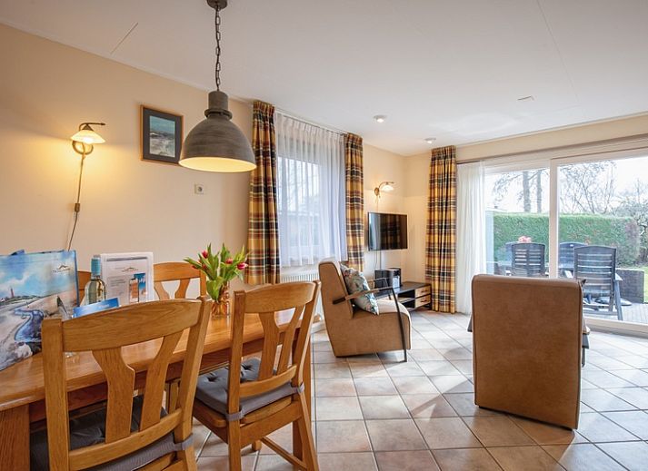 Groene tuin rondom Bungalowpark Uterste Coogh - Bungalow 114 in De Dennen, Texel, perfect voor ontspanning.