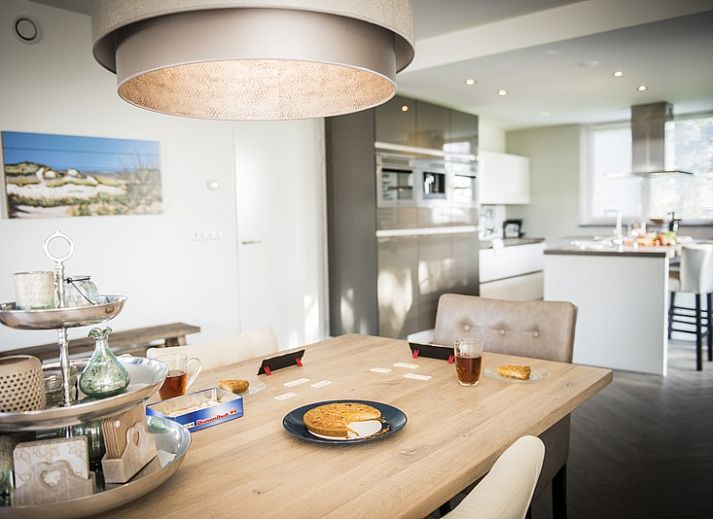 Gemuetliches Wohnzimmer in der Villa bij Zee, Bungalowpark 't Hoogelandt, Texel. Gemuetliche Sitzecke mit Kamin und Blick auf De Dennen.