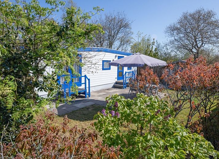 Innenbereich des Vakantiepark de Bremakker Weideveld 61, Texel, mit gemuetlicher Sitz- und Essecke in De Dennen.