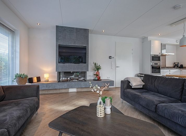 Stilvolles Esszimmer in der Villa Bloem en Bos, Bungalowpark 't Hoogelandt, De Dennen, Texel, mit moderner Beleuchtung und einem grossen Holztisch.