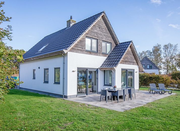 Bungalowpark 't Hoogelandt - Villa Menno in De Dennen, Texel, met ruime tuin en zonnig terras.