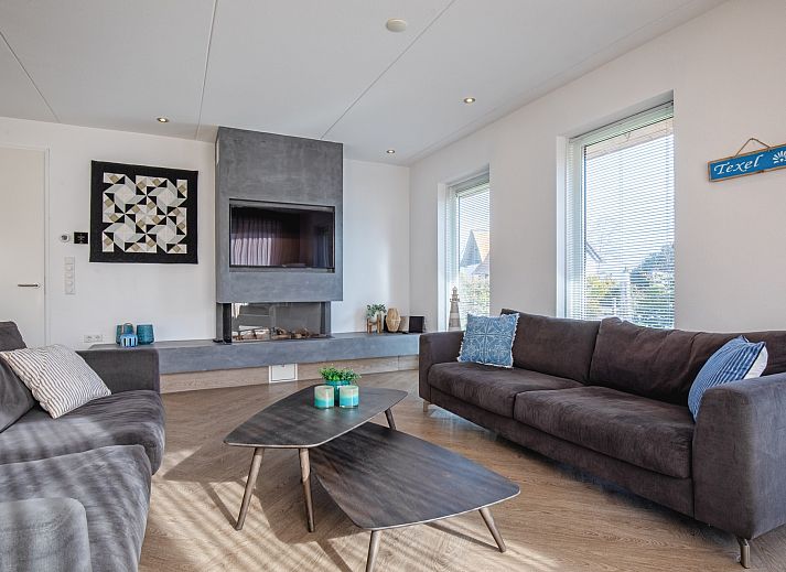 Stijlvolle woonkamer van Villa Menno in Bungalowpark 't Hoogelandt, Texel, met moderne inrichting.